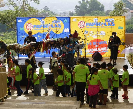 Personal administrativo y los pequeños visitiantes en los cursos de verano CUTLaque