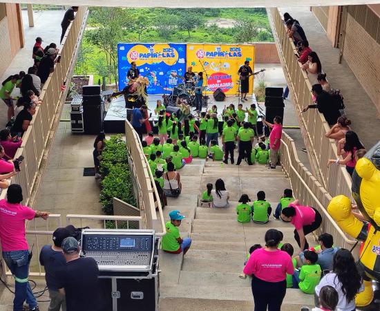 Personal administrativo y los pequeños visitiantes en los cursos de verano CUTLaque