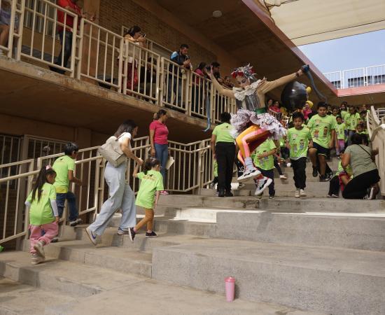 Personal administrativo y los pequeños visitiantes en los cursos de verano CUTLaque