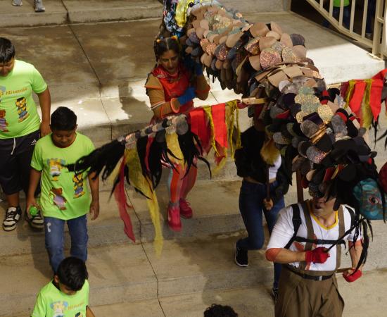 Personal administrativo y los pequeños visitiantes en los cursos de verano CUTLaque