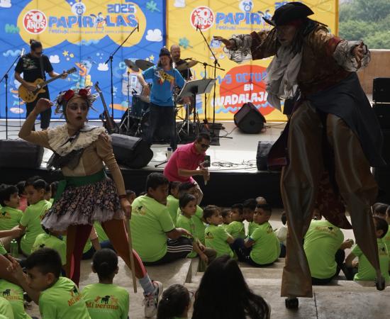Personal administrativo y los pequeños visitiantes en los cursos de verano CUTLaque