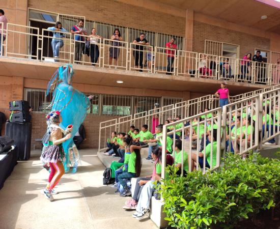 Personal administrativo y los pequeños visitiantes en los cursos de verano CUTLaque