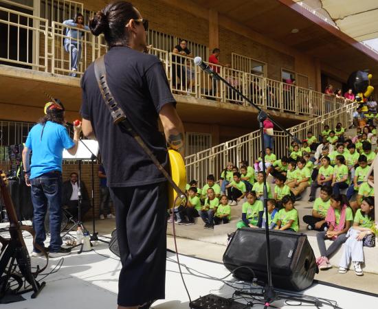 Personal administrativo y los pequeños visitiantes en los cursos de verano CUTLaque