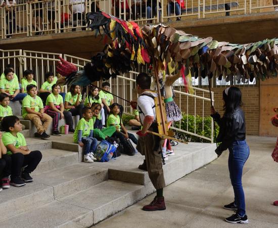Personal administrativo y los pequeños visitiantes en los cursos de verano CUTLaque